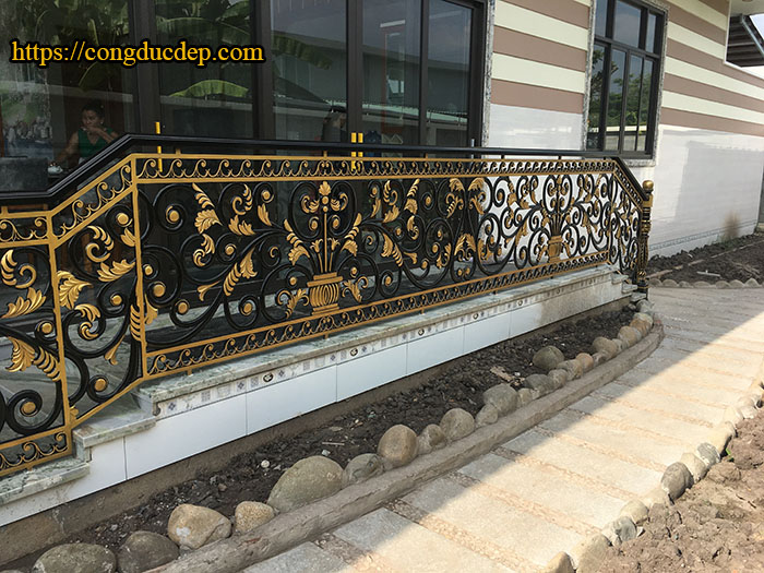 Mẫu ban công nhôm đúc bình hoa
